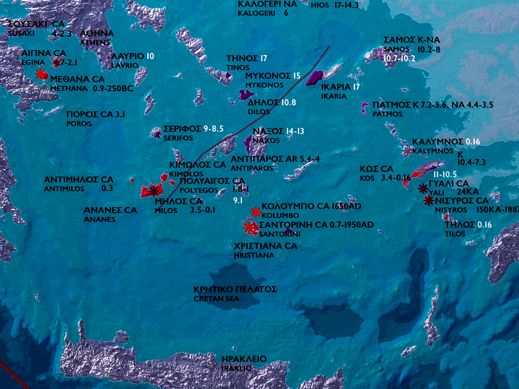 Carte des volcans de la mer Égée, conçue par le volcanologue et géologue Gerorgis Vougioukalakis. Il a initié le musée volcanologique du village de Nikia et a également créé les sentiers géologiques sur l'île de Nisyros. Il a également écrit un joli guide géotouristique sur le volcan Nisyros "Volcans bleus de Nisyros". (Photo: Tobias Schorr)