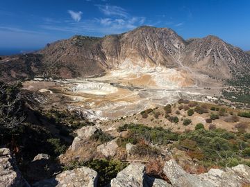 View into the volcanic caldera of Nisyros. (Photo: Tobias Schorr)