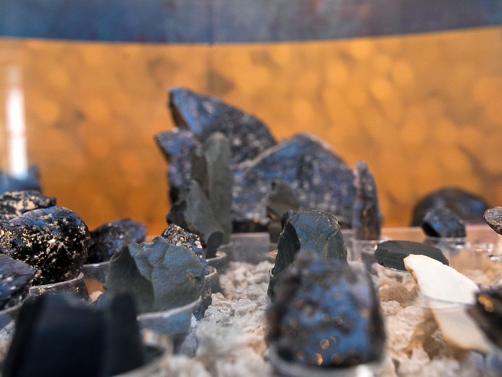 Obsidien pieces from Yali island, (Photo: Tobias Schorr)
